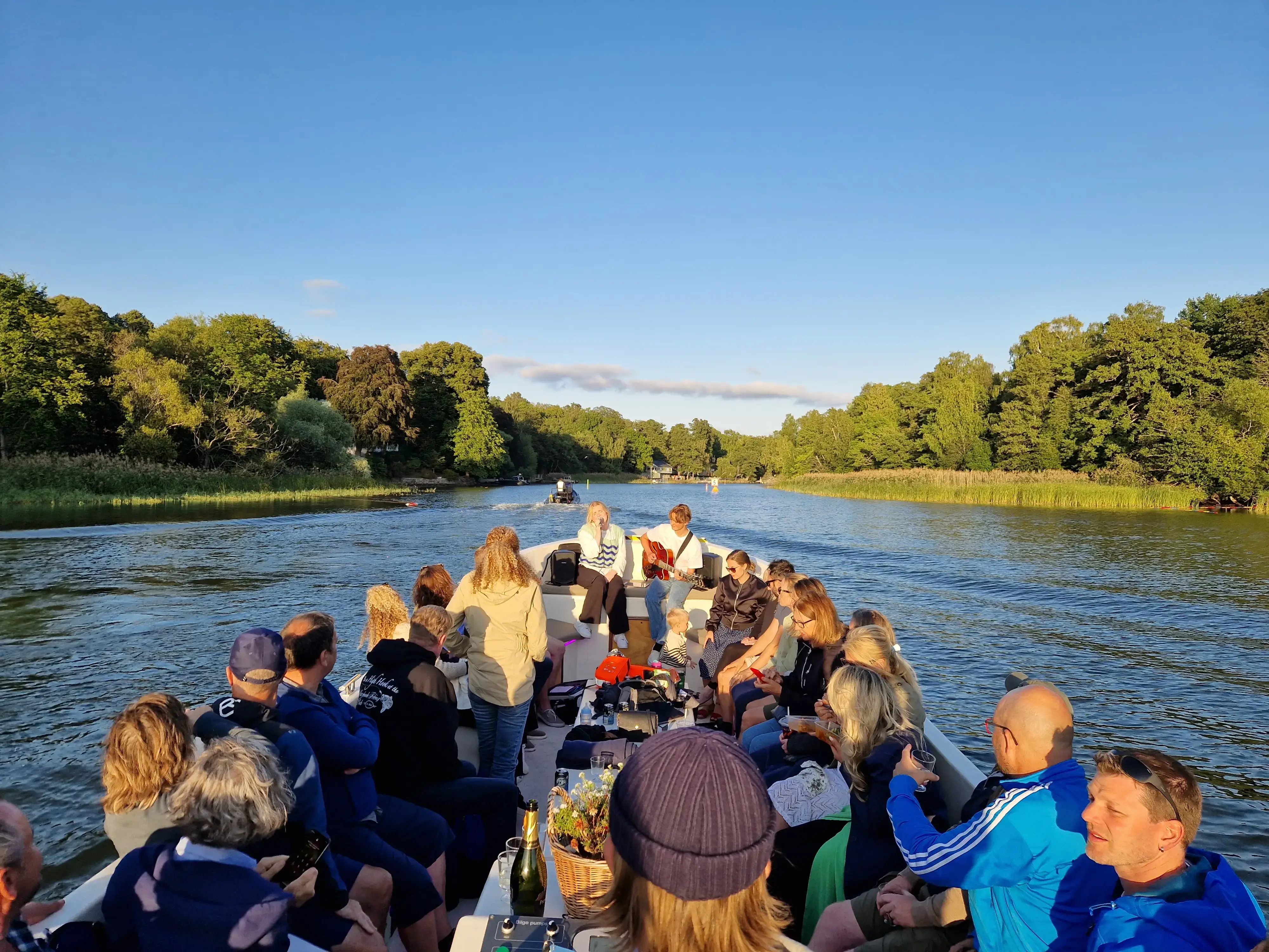 Sightseeing Ride-båt som glider genom Djurgårdskanalen i Stockholm