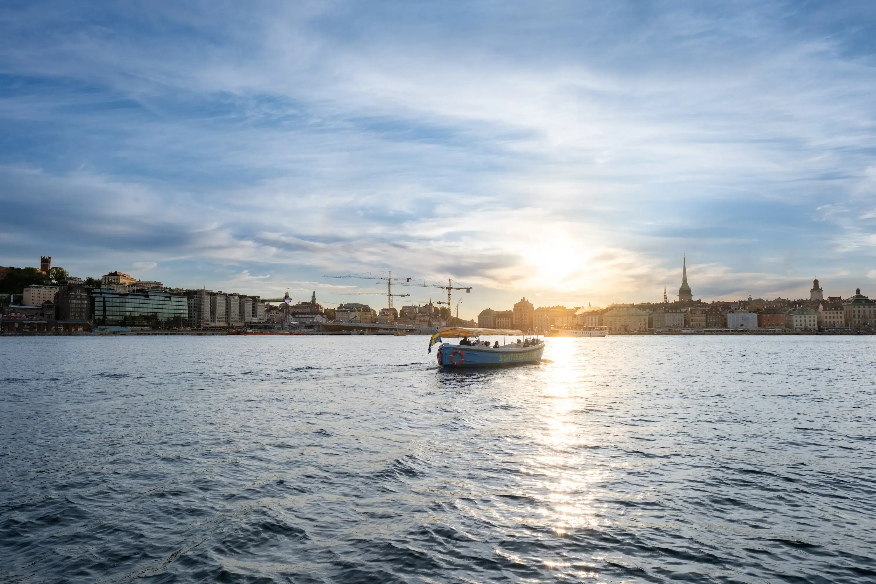 Sightseeing Ride-båt på väg tillbaka längs Djurgårdskanalen
