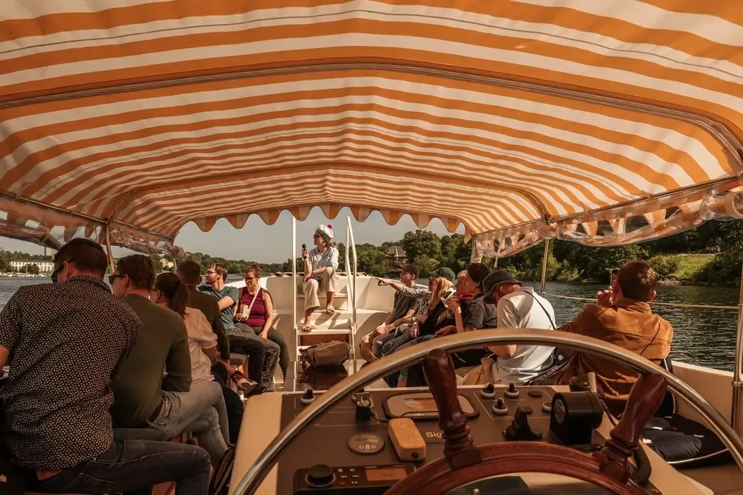 Sightseeing boat from the inside