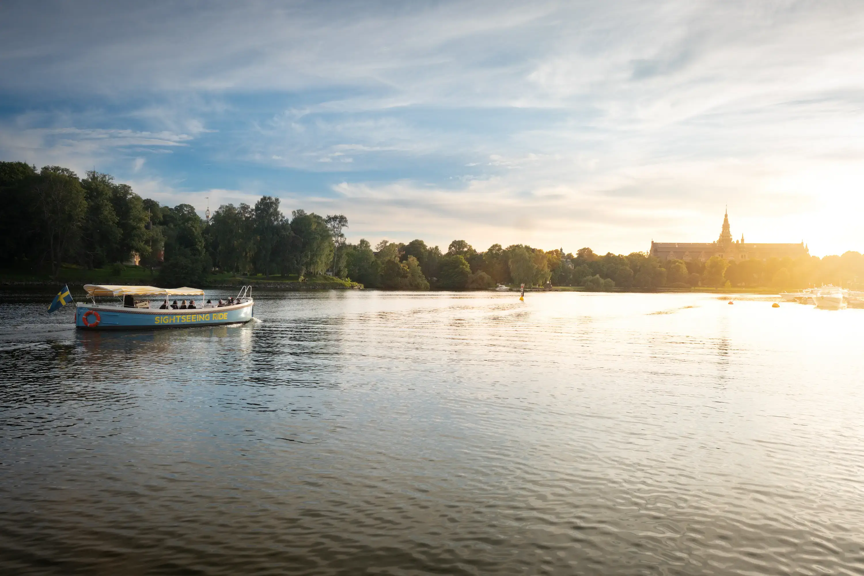Sightseeing Ride-båt på väg mot museerna på Djurgården i Stockholm