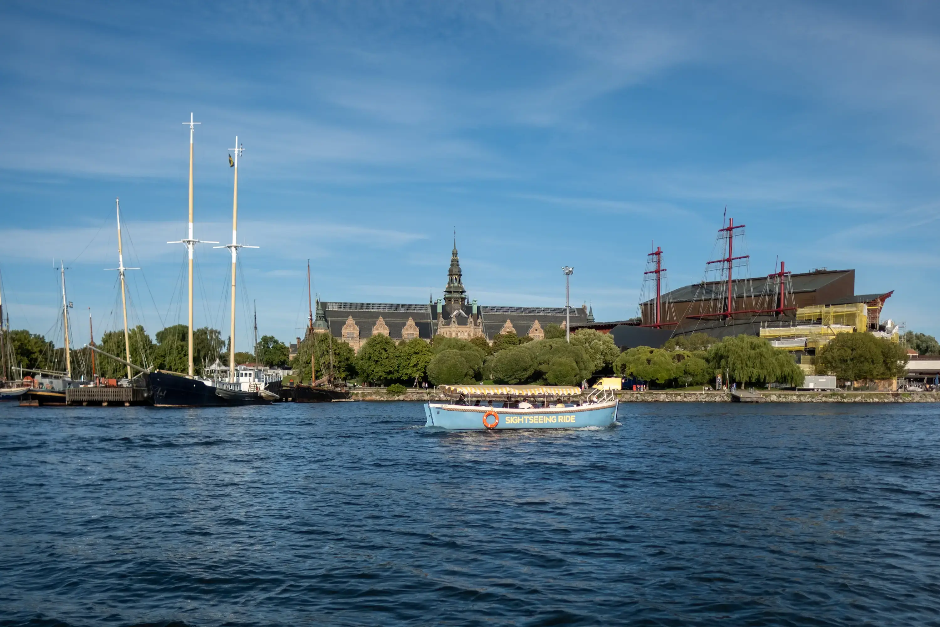 Sightseeing Ride-båt som passerar Vasamuseet och Nordiska museet på Djurgården i Stockholm