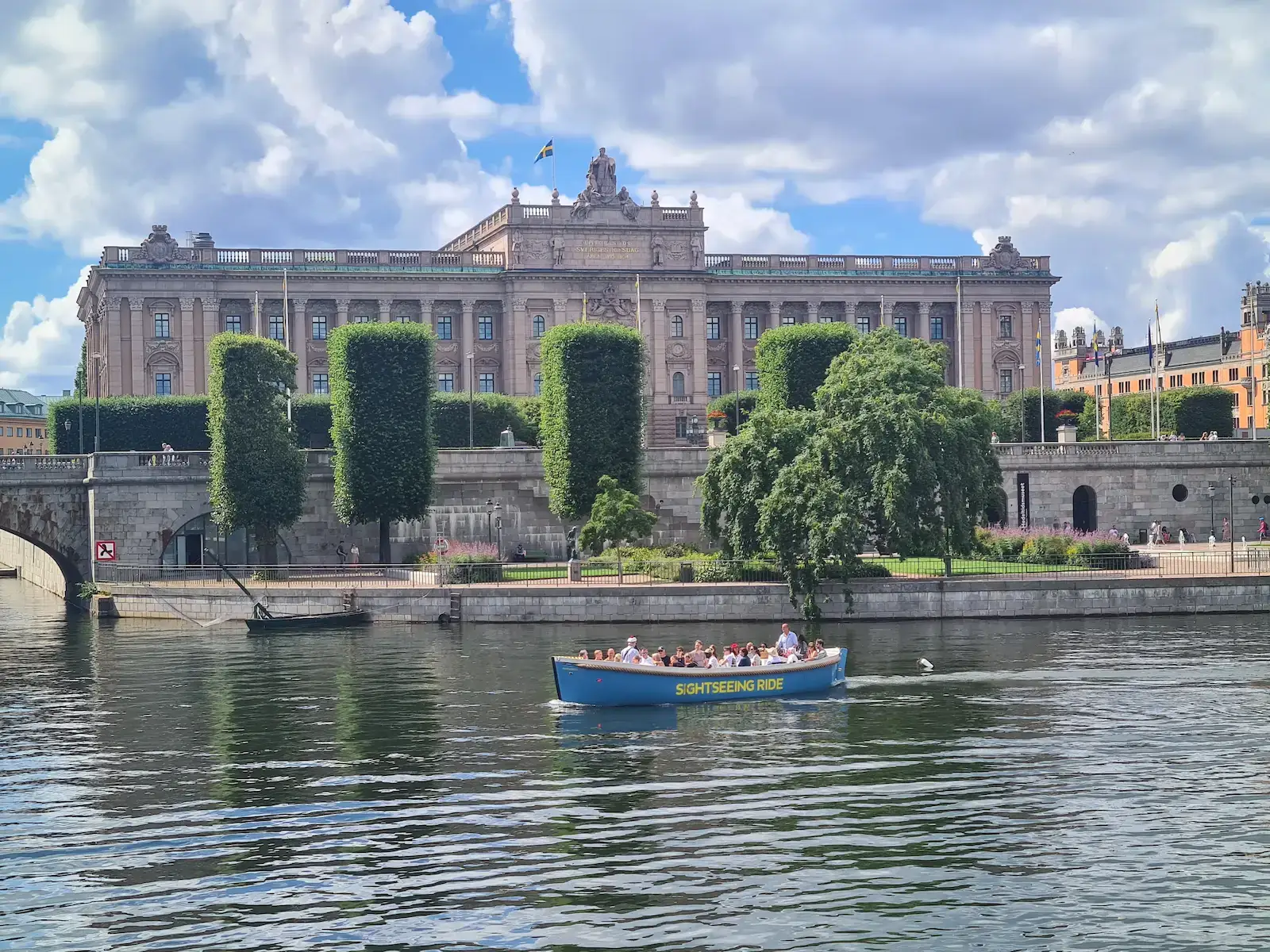 Båt passerar Stockholms riksdagshus