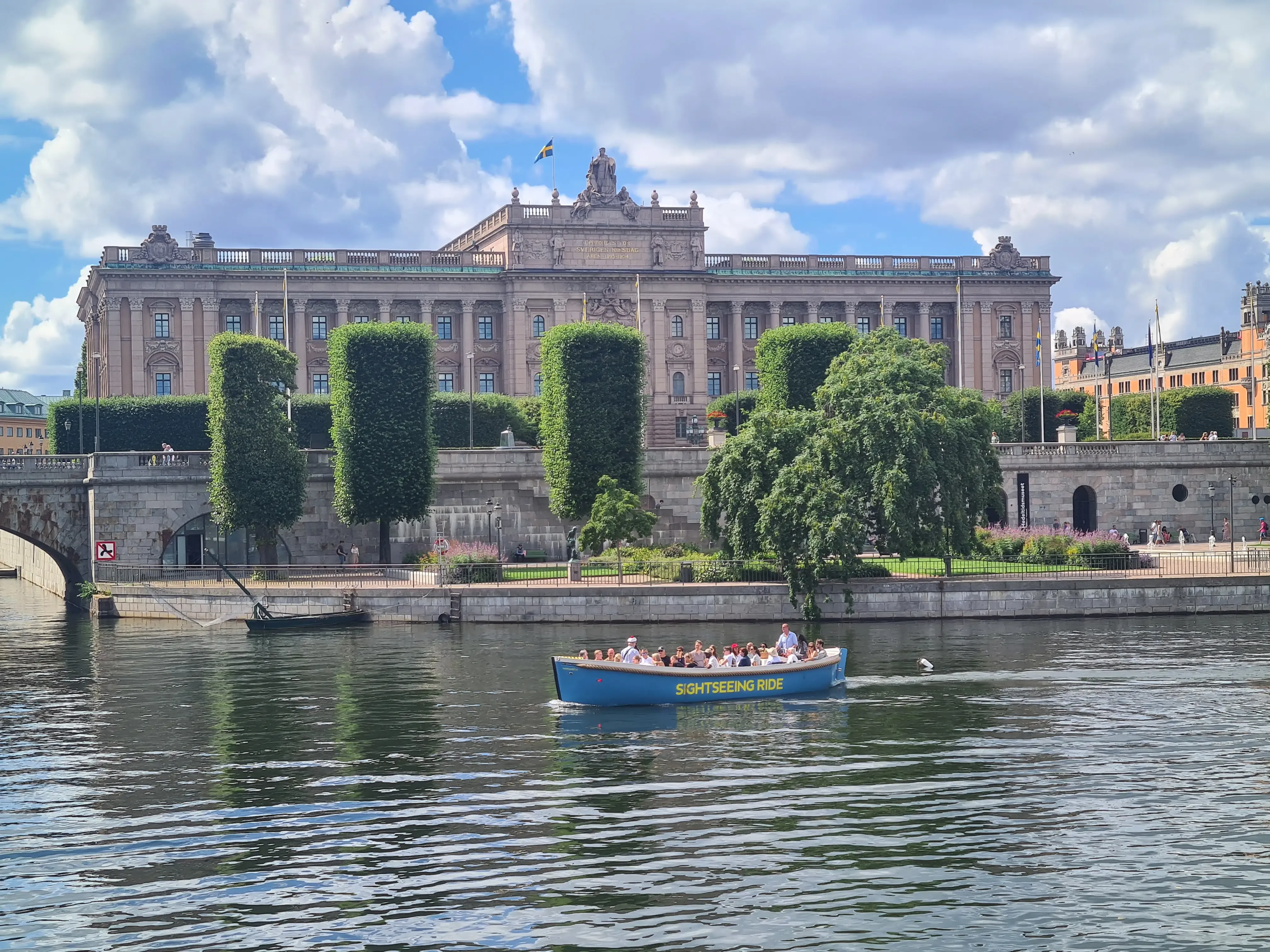 Båt passerar Stockholms riksdagshus