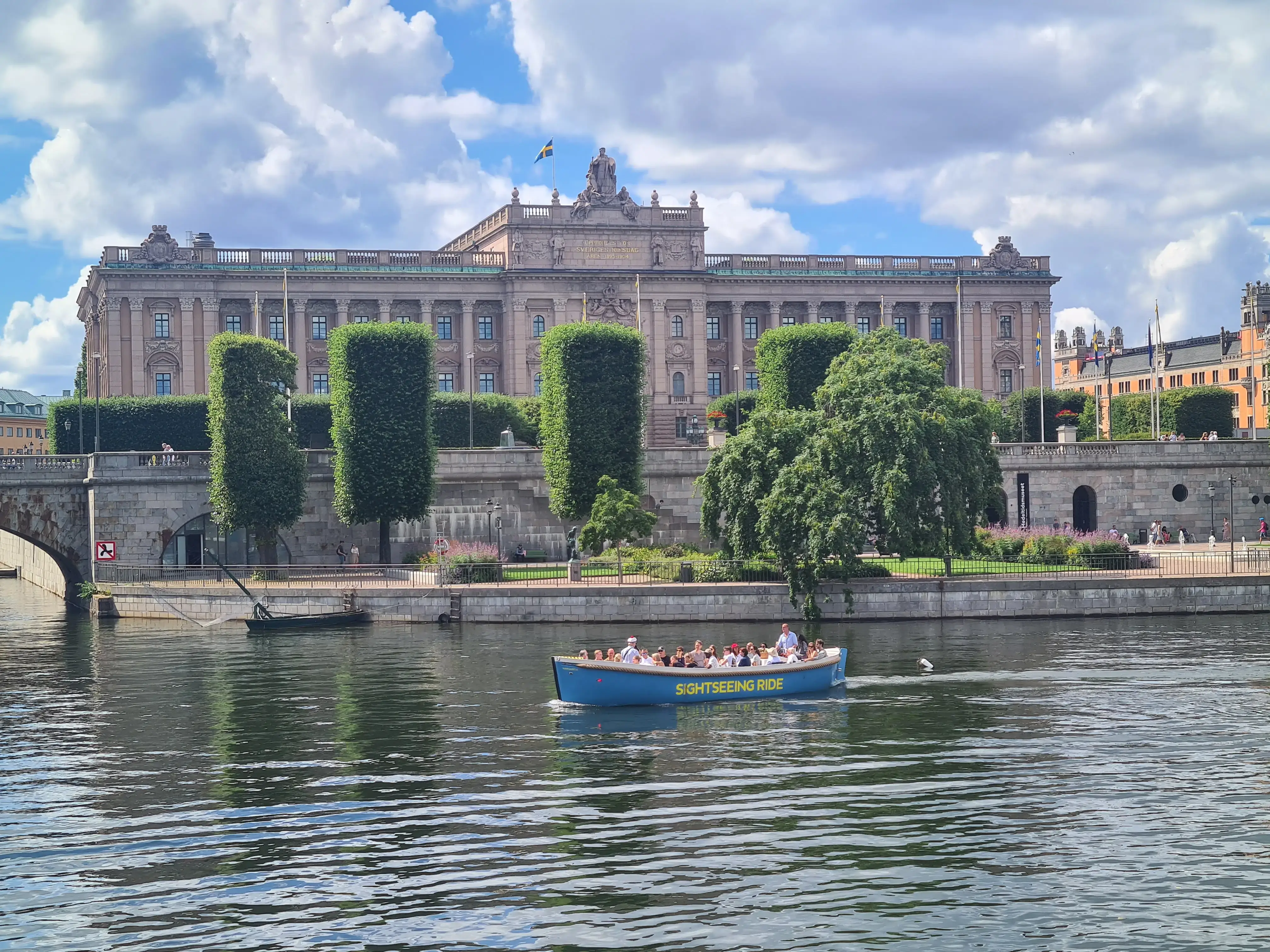 Boat tour passing along Östermalm  