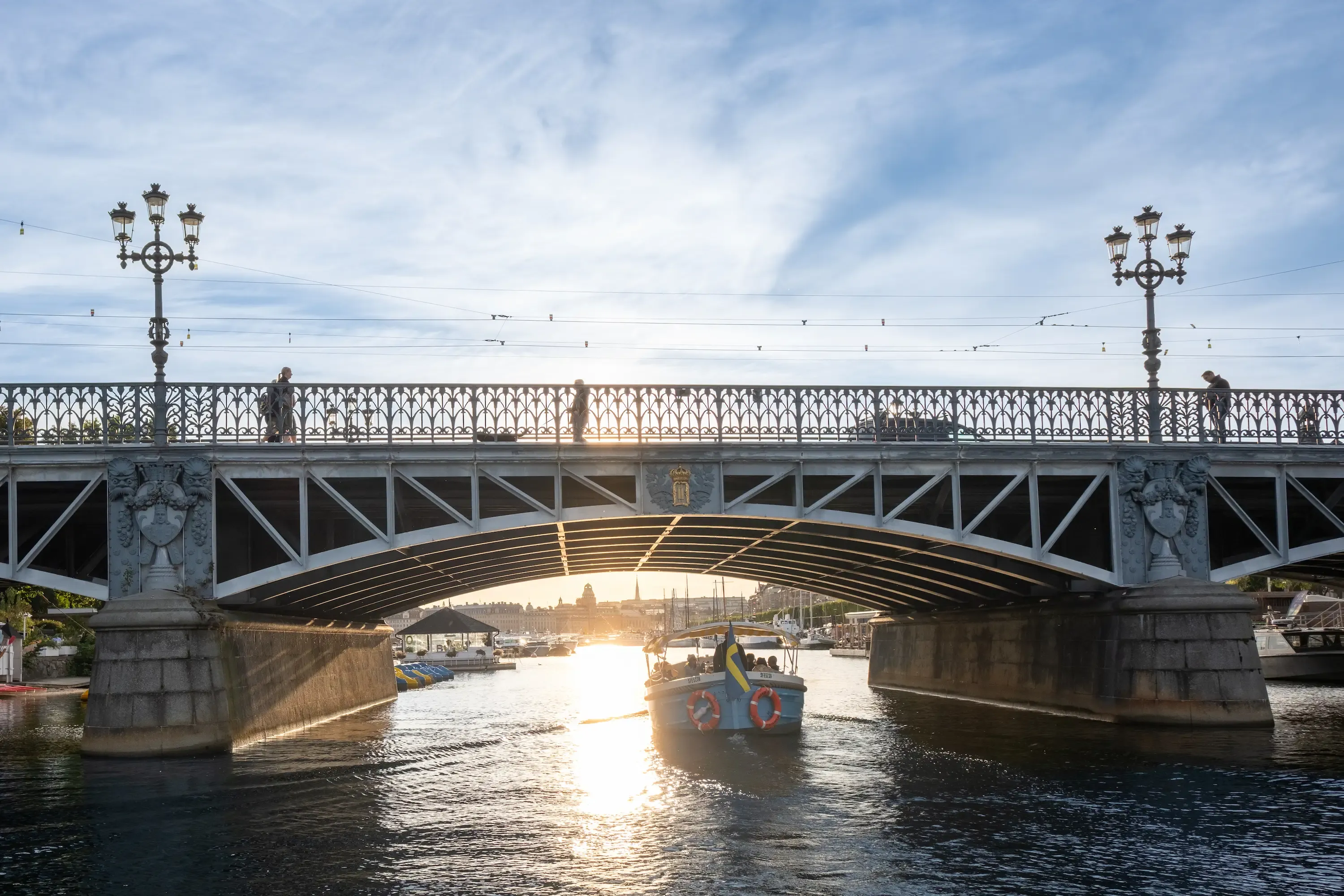Båttur som passerar under bron