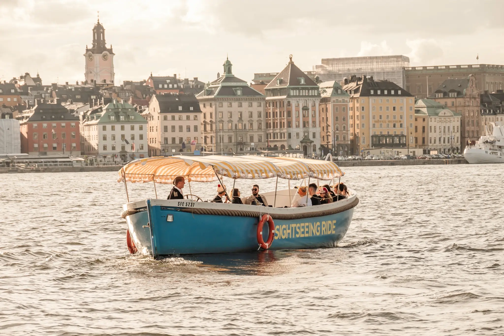 Sightseeing Ride Hero Image boat tour