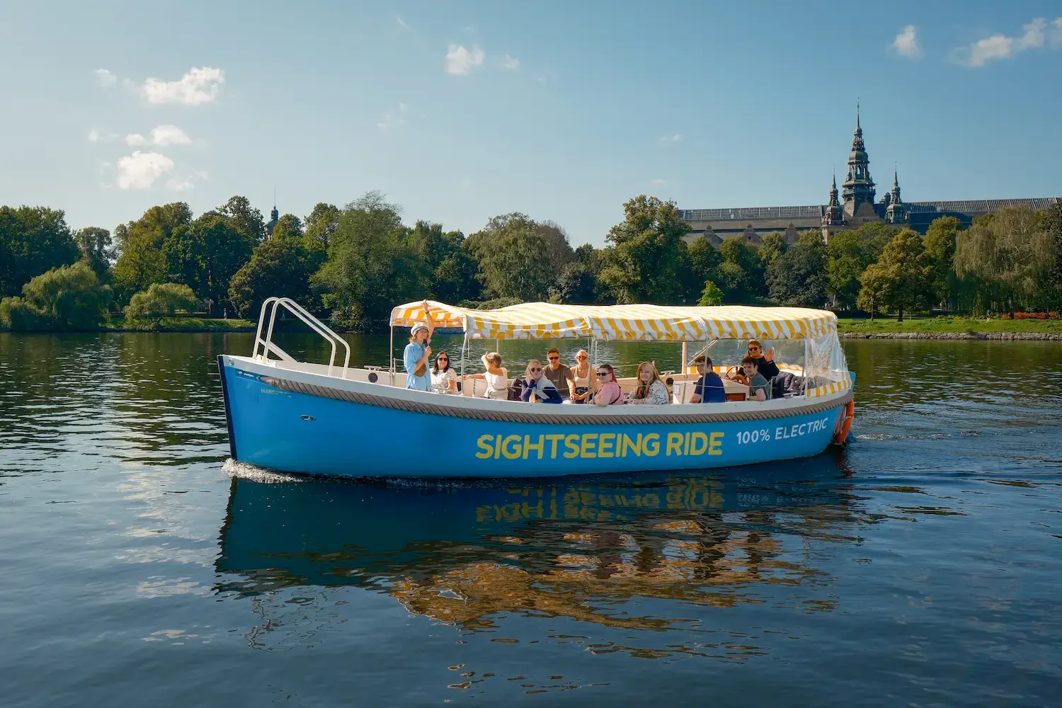 Sightseeing Rides blå eldrivna båt med guide och gäster på vattnet i Stockholm