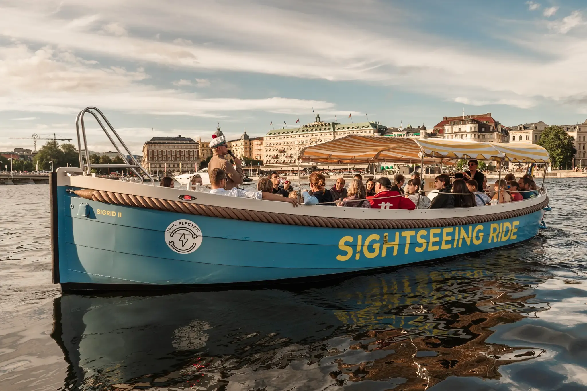 Sightseeing-turbåt vid kaj