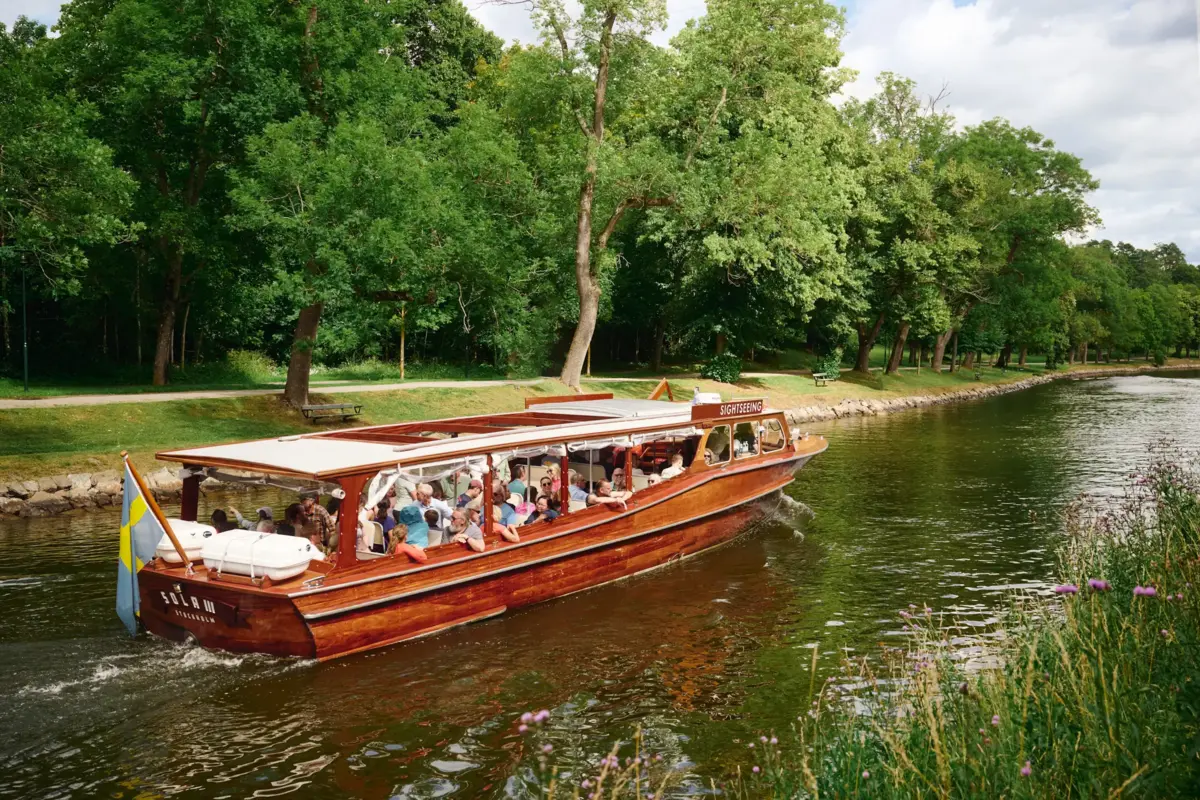 Tour boat image