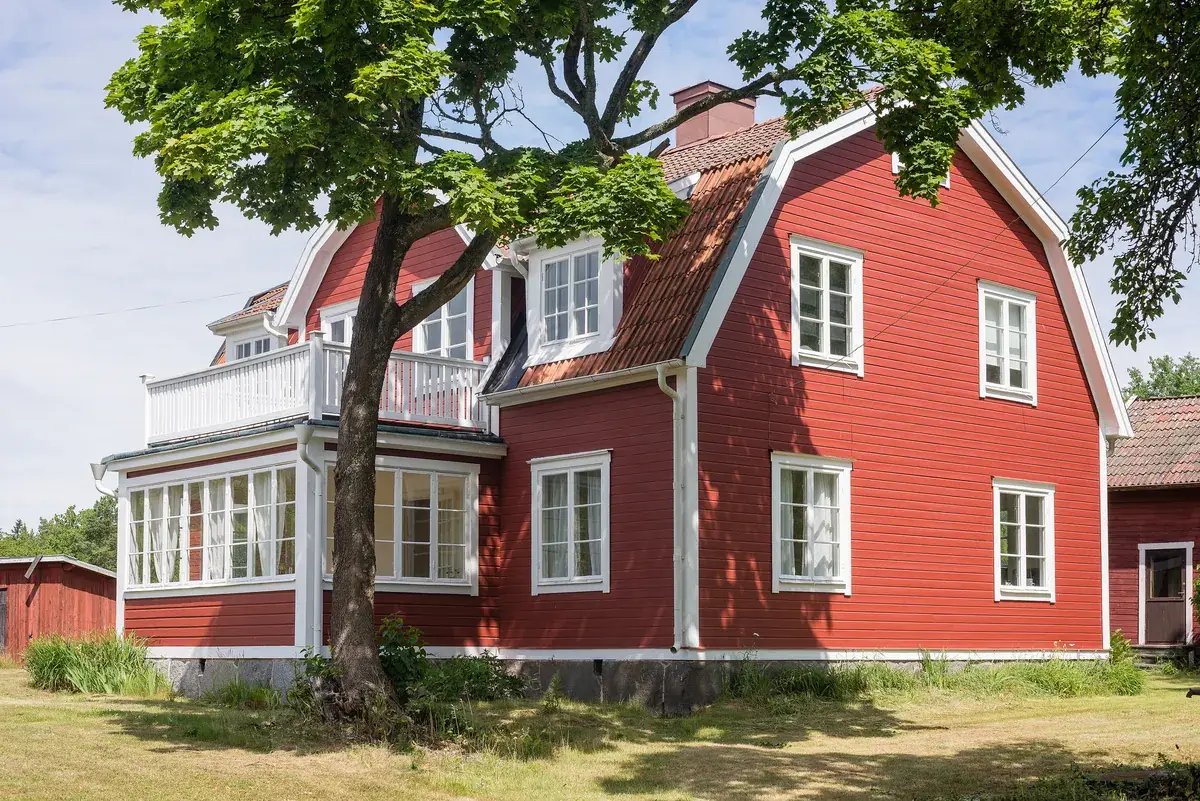 A red wooden house with a glass veranda on Gällnö
