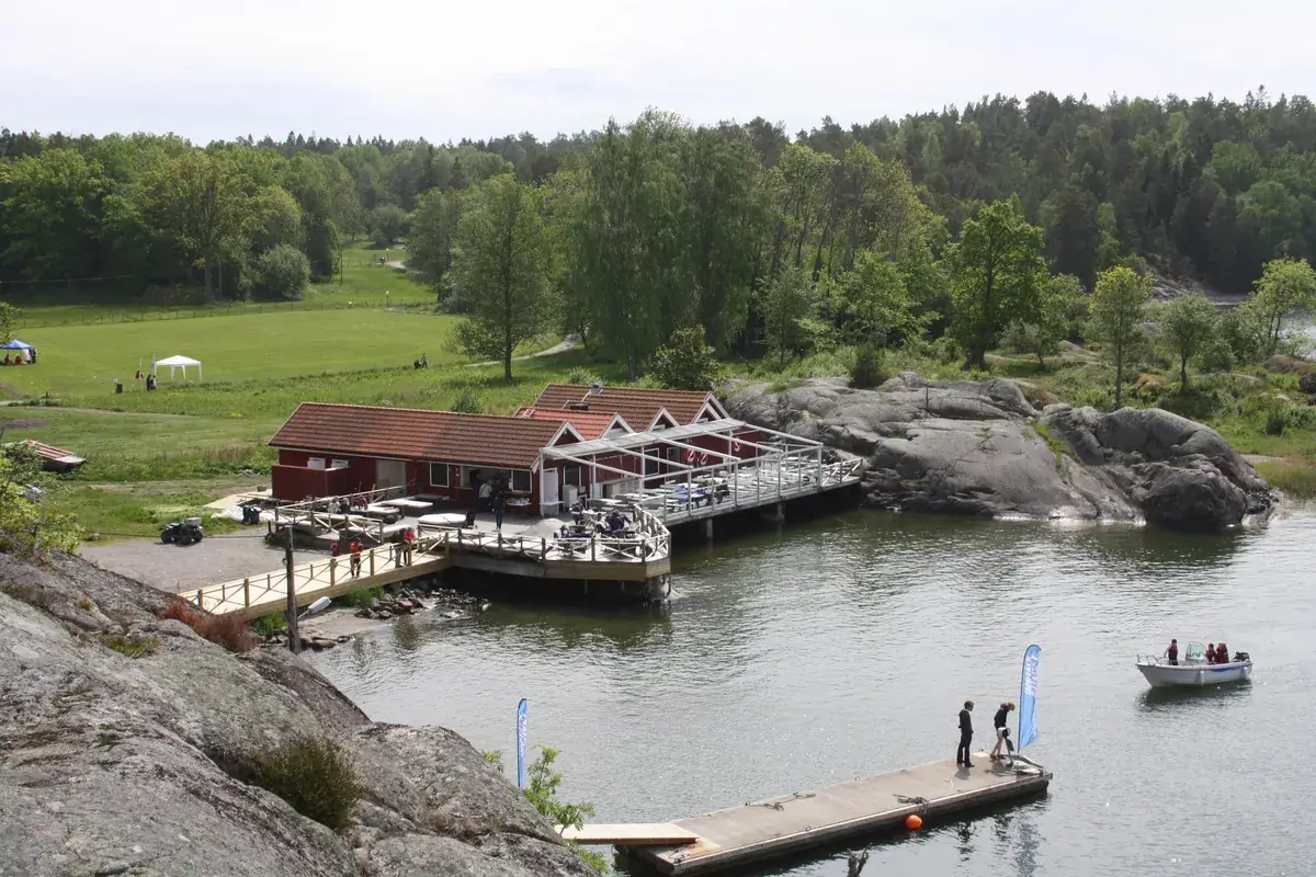 The guest harbour on Grinda with piers, meadows and forest