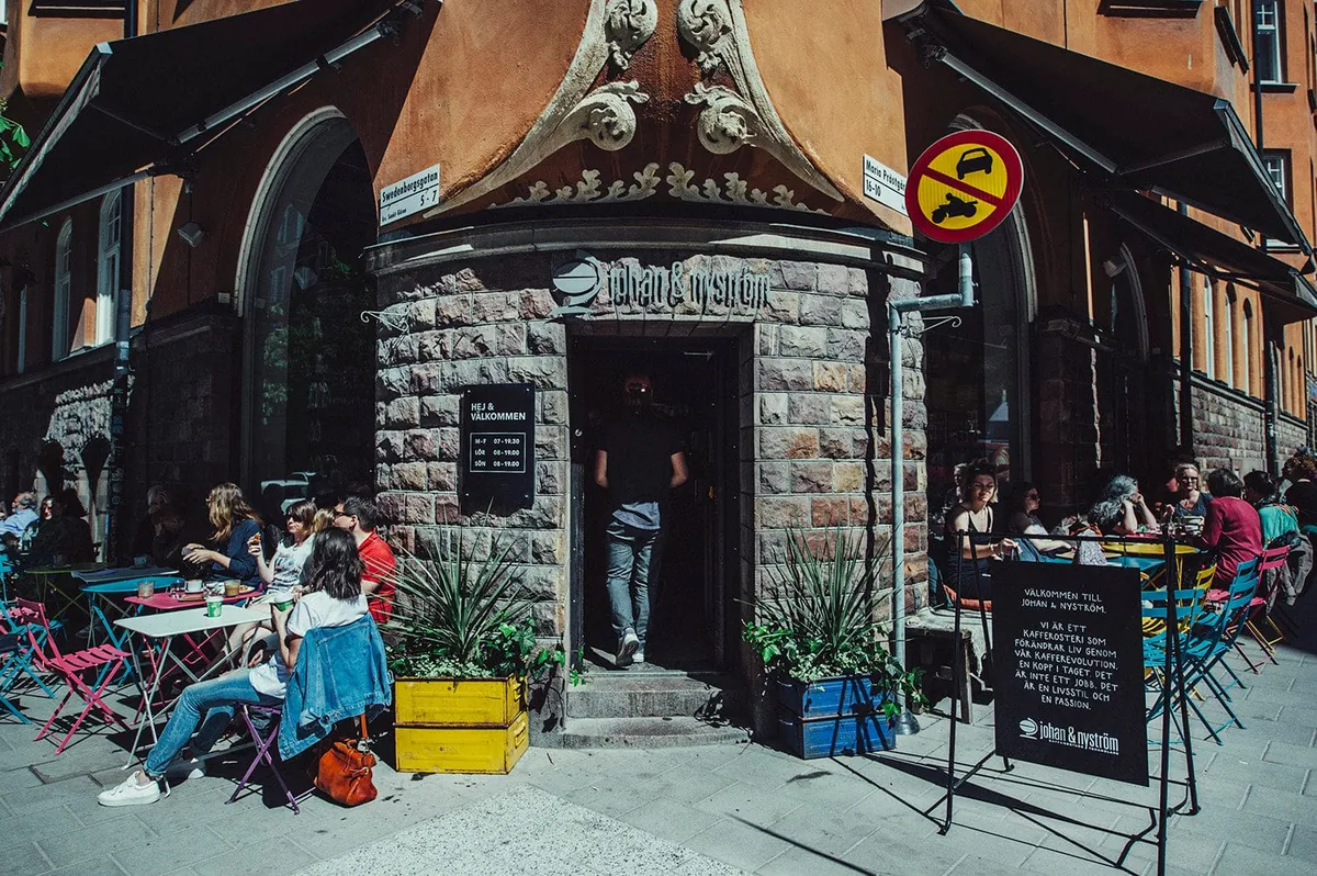 Johan & Nyström kaféinteriör med kaffe och bakverk