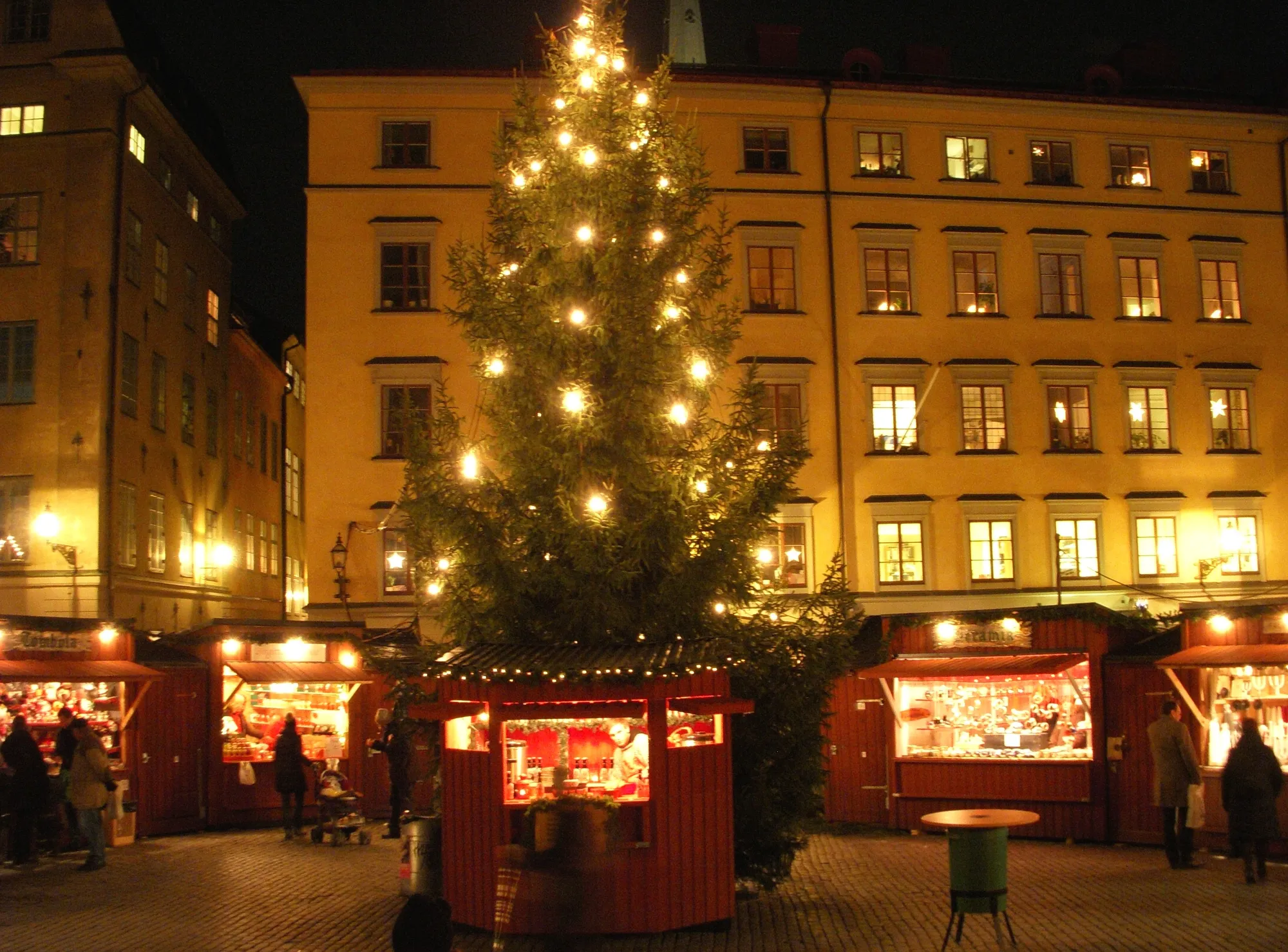 Julmarknaden på Stortorget i Gamla stan en kväll med julgran och upplysta bodar