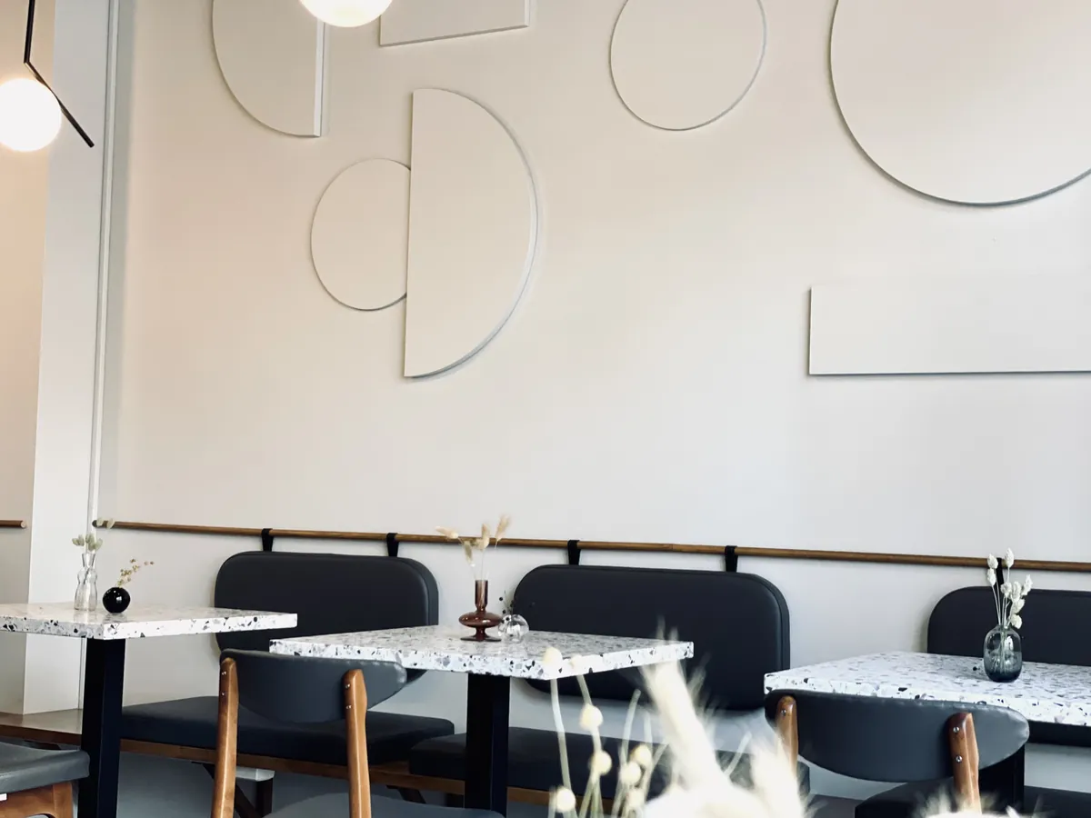 Komet Café interiör med bakverk och kaffe