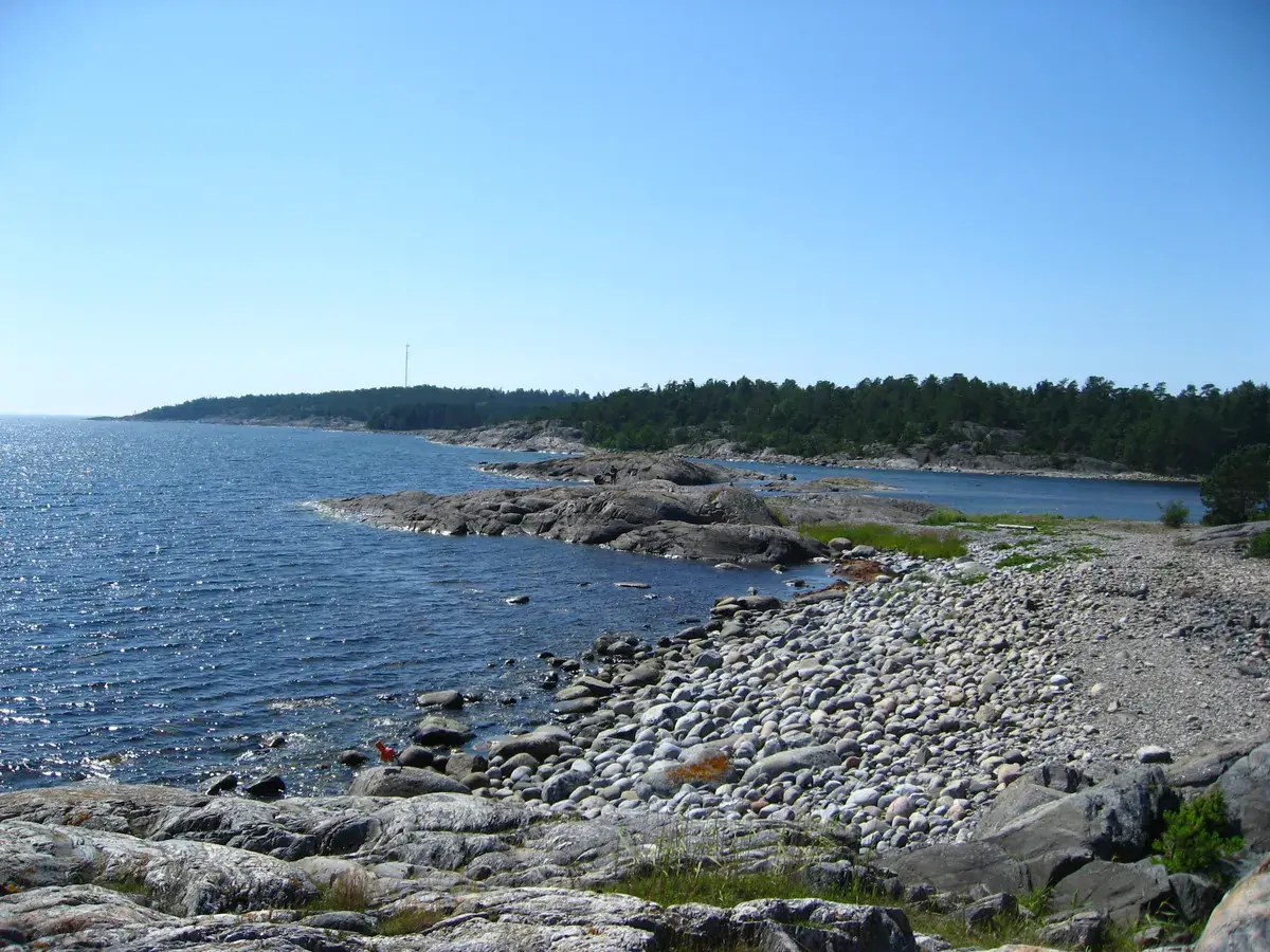 The rocky coast and sea on eastern Nåttarö
