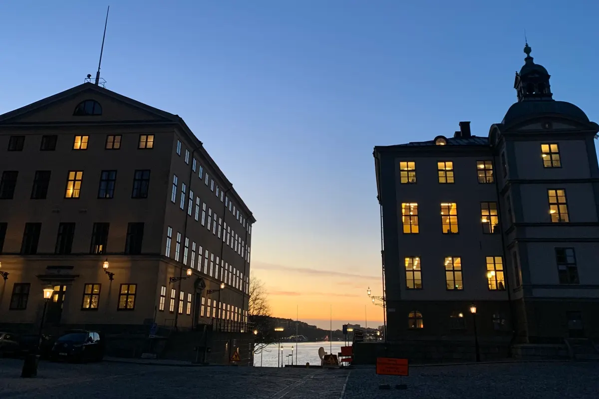 Riddarholmens siluett i kvällsljus sedd från vattnet