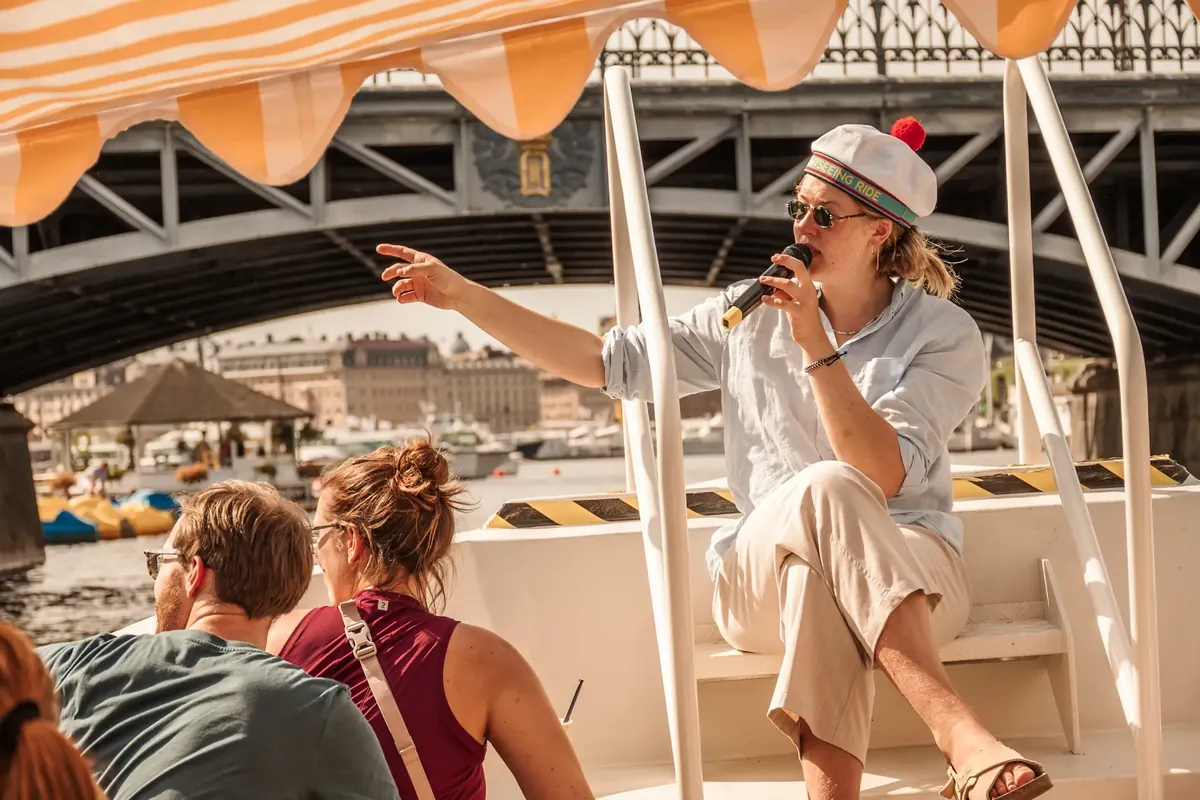 Guide telling stories about Stockholm on board a Sightseeing Ride boat