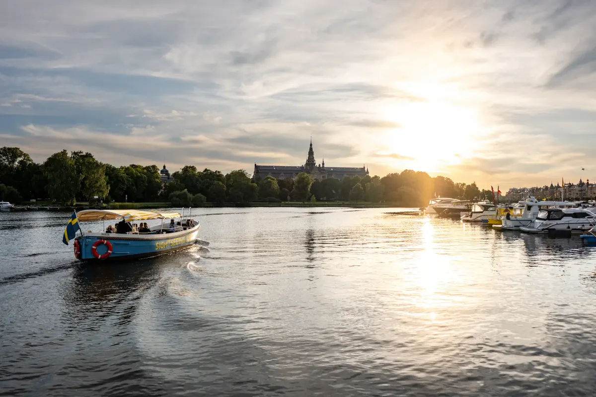 Solnedgång över vattnet i Stockholm sedd från en båt