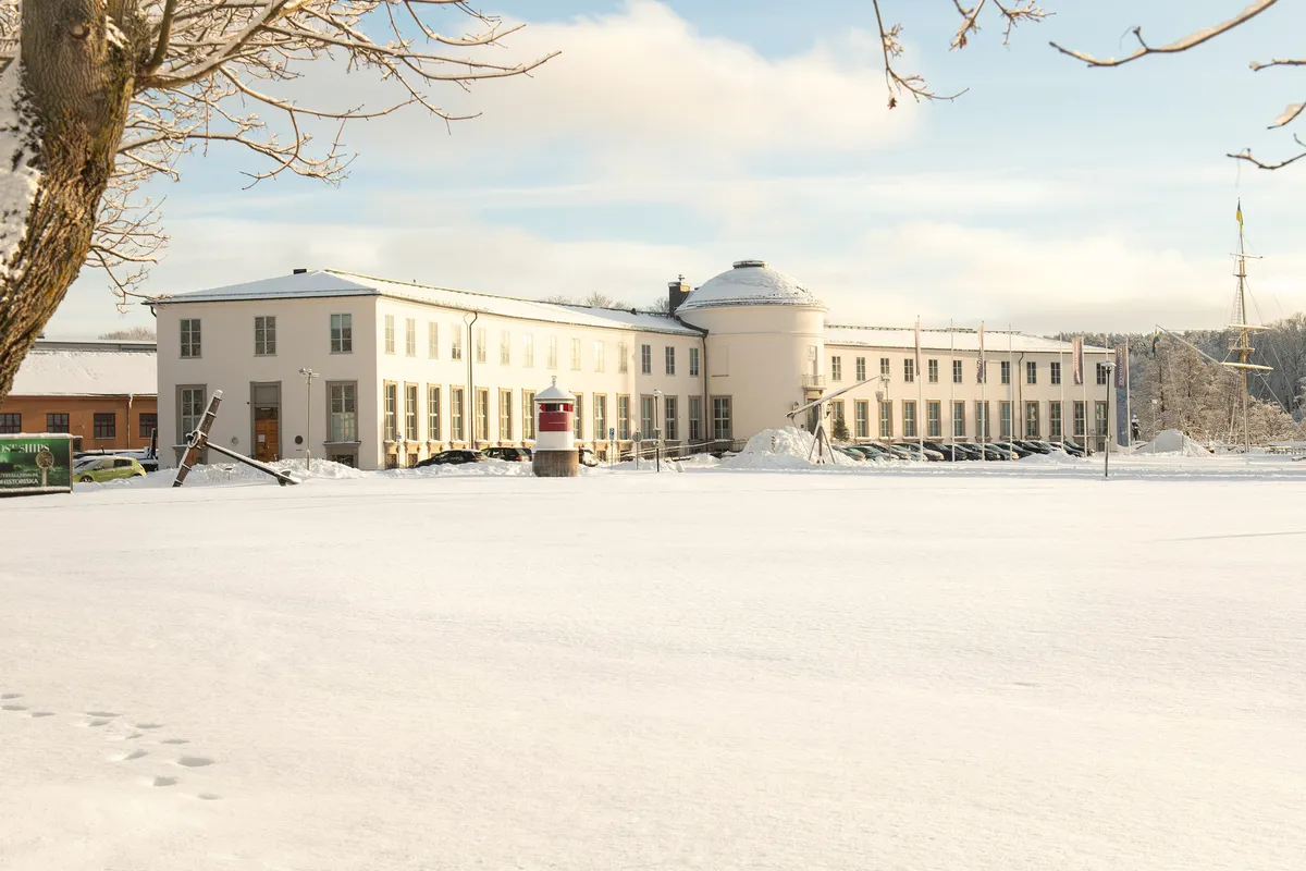 Sjöhistoriska museet i Stockholm en vinterdag med snö framför byggnaden