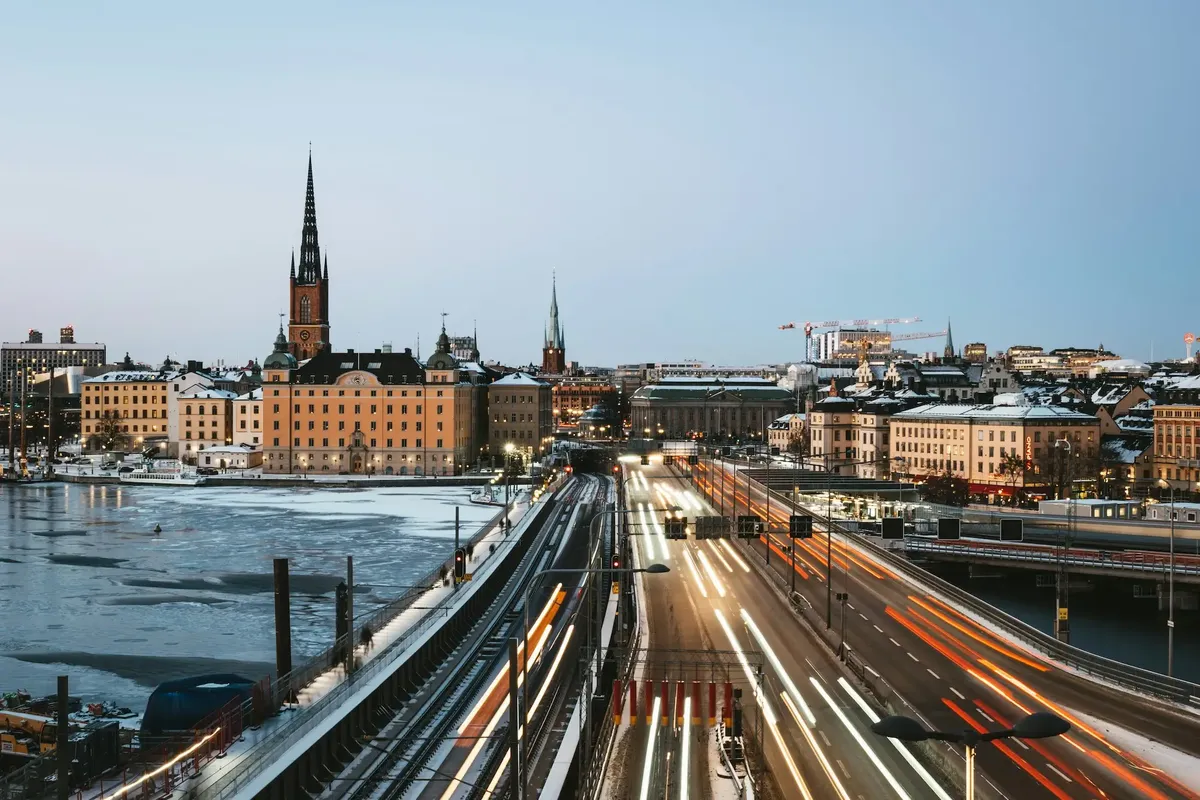 Riddarholmen och Gamla stan i skymningen en vinterkväll med is på vattnet