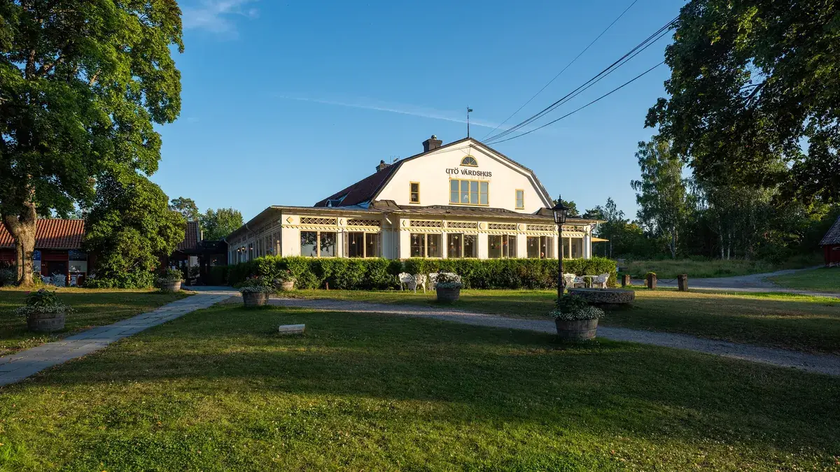 Utö Värdshus with its lawn and trees on a summer evening
