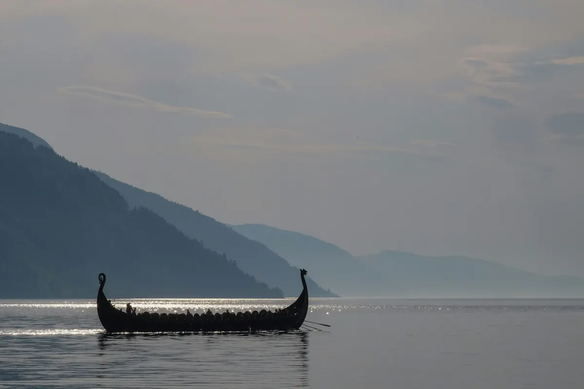 Wikingerschiff und historische Exponate im Wikingermuseum Vikingaliv